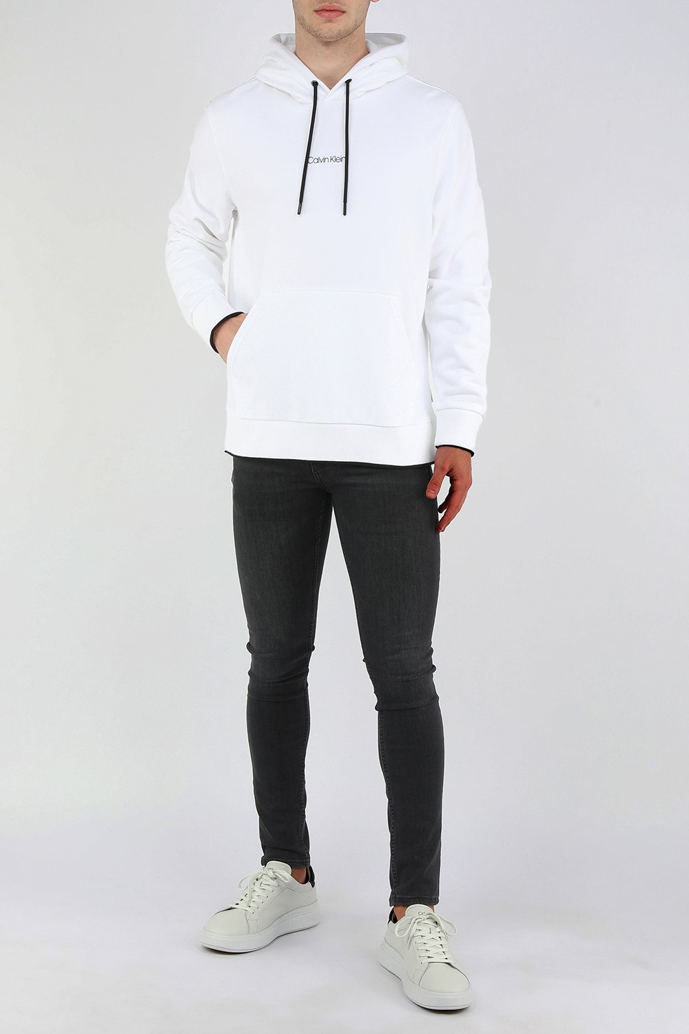 סווטשירט קפוצ'ון עם לוגו מרכזי בגוון לבן